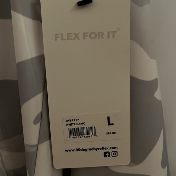 NWT women’s white camo jacket - Picture 4 of 5